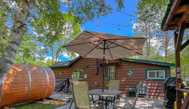 Fosters Lake Rustic Cabin w Volleyball Court