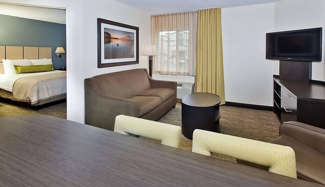 Frank H McClung Museum Tour! 2 Pet-friendly Suites w/Kitchen & FREE Parking!