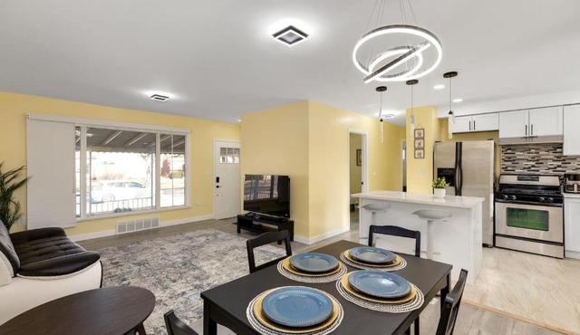 Gn4 - Sleek Private Room Ideal for Remote Work, Wi-Fi, Free Parking