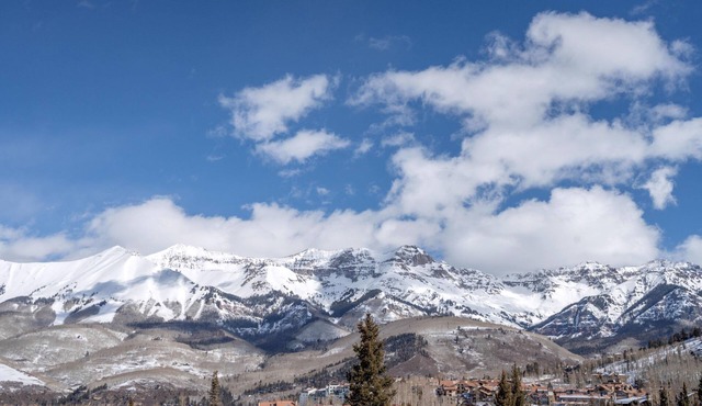 Gorgeous 3 Bedroom townhome in Mountain Village w/Ski access & private hottub