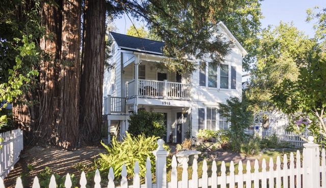Gorgeous, Spacious Historic Home with Breakfast