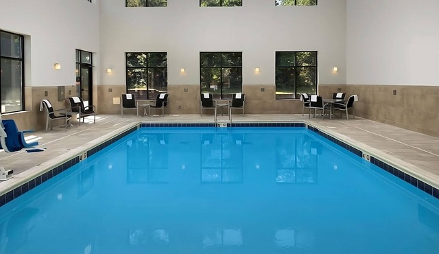 Great Relaxing Overnight Stay! 2 Comfortable Units, Indoor Pool, Free Breakfast!
