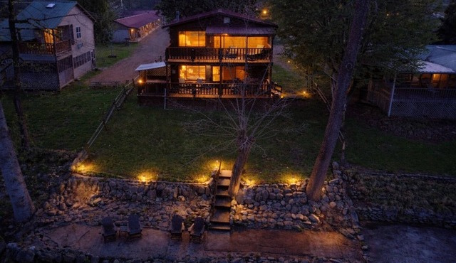 Hazel's Hideaway -Private riverfront 3 bed 2 bath cabin with hot tub!