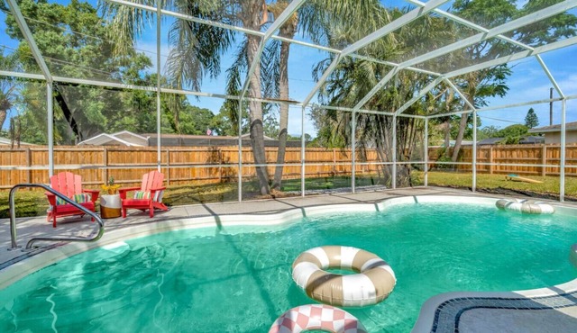 Heated Pool, Game Areas & Private Backyard/Sleeps 12/Family-Friendly Escape