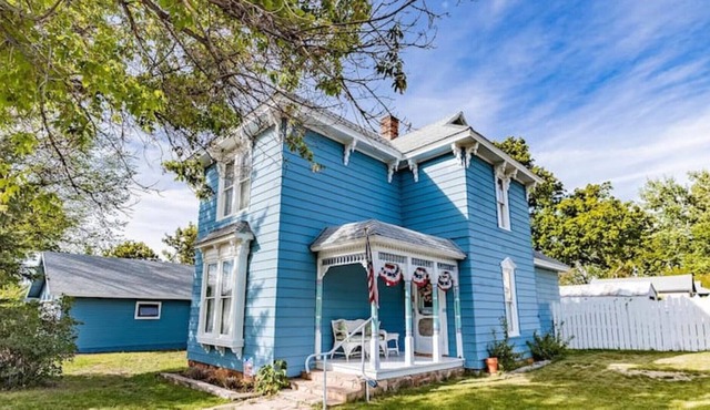 HISTORIC VICTORIAN HOME - Walk 2 Rt 66 - HUGE YARD