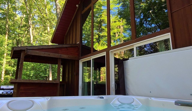 Hocking Hills secluded Mayapple Cabin - 8 miles from Cantwell Cliffs! ~Hot Tub~