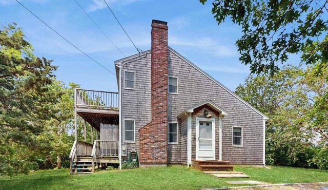 Home in a bayside neighborhood with 2 large decks - walk to beaches