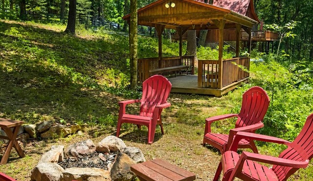 Honey Hideaway cabin on 2.5 acres fire pit outdoor workout Family Pets Welcome