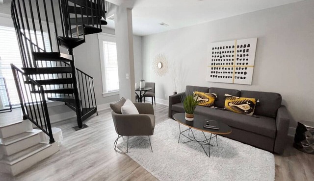 Huge Downtown Retreat Walkable to Everything