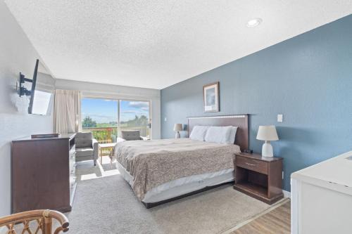 King Bed Ocean View Studio with Pool and Hot Tub