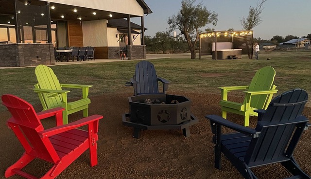 Lakefront Home with lit pickleball basketball court & walk-in beach. Sleeps 12.