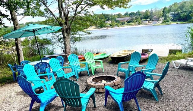 LAKEFRONT Pocono Cabin - FIRE PIT - Kayaks - Lake access on private dock