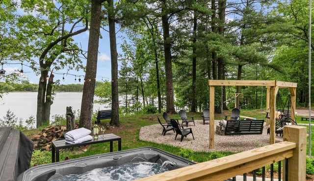 Lakefront Retreat + Water Toys + Hot Tub!