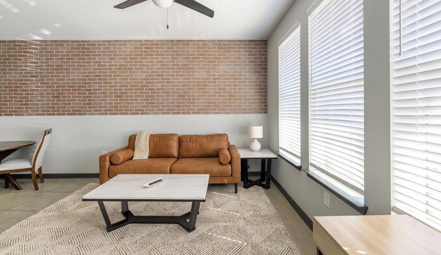 Landing | Chic 1BD, Rooftop Lounge, Gym