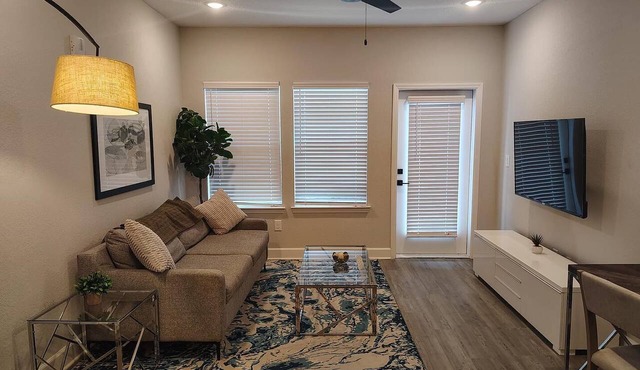 Landing | Stunning 2BD, Gym, Pool