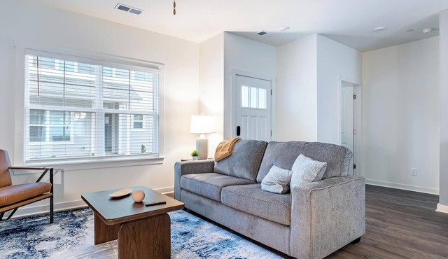 Landing | Stunning 2BD, Gym, Clubhouse