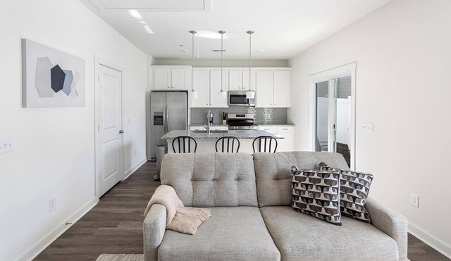 Landing | Stunning 1BD, Gym, Pool