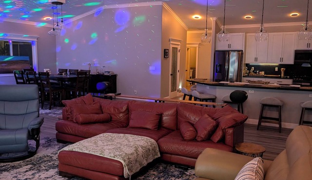 Large, 4B/2.5Bath, Cozy, Modern Oasis near Seacliff views. Central A/C. Pets OK.
