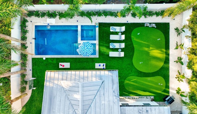 Luxury Escape with Pool & Putting Green