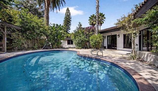 Luxury group 4 Bedroom Villa 2 Kitchens, 2 Laundry Areas Resort style Pool 14 pp