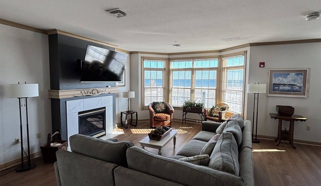 Luxury Lake Front Villa: Sleeps 12!