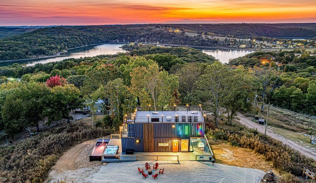 Luxury Lake Retreat|Heated Pool Now Open & Hot Tub