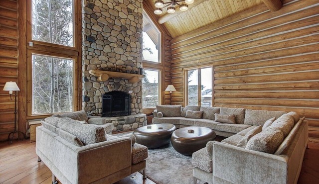 Luxury streamside log home walking distance from Keystone Resort!