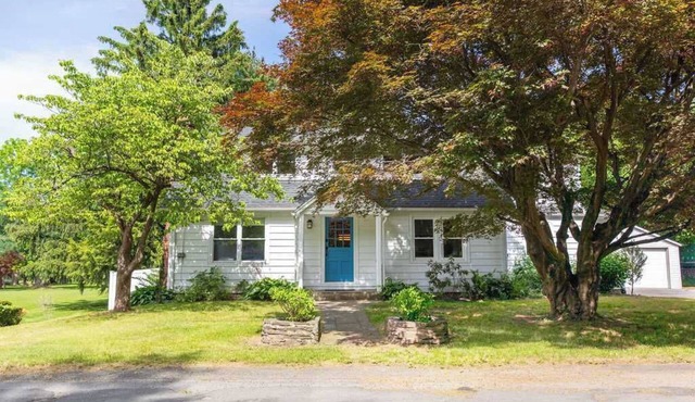 Maplewood Meadow: w/Hot Tub | 5 Mins to Kingston