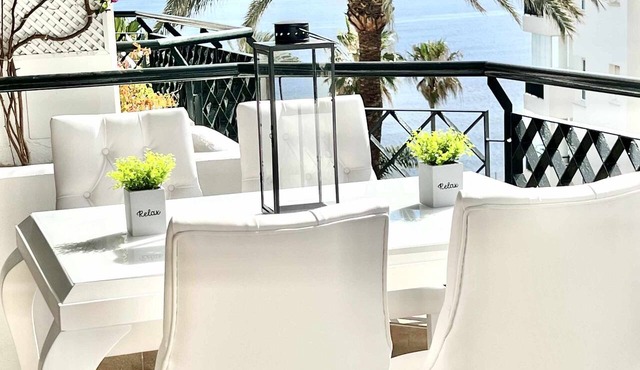 MI CAPRICHO BEACHFRONT:300 Apartment with sea view