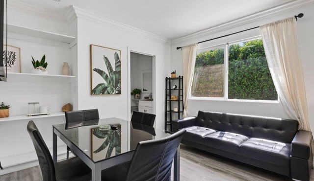Modern 1B1B Private Entrance Gibson