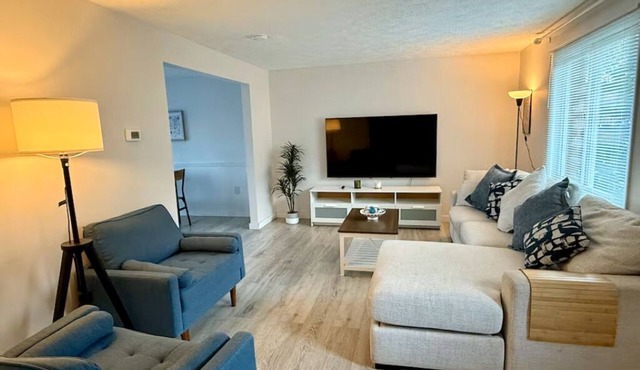 Modern 3BR Townhouse Close To Downtown Pittsburgh