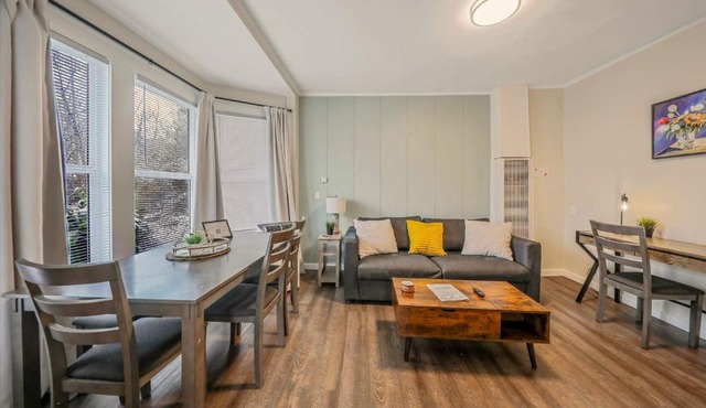 Modern Deluxe Kitchen, King Bed, Laundry, DT Renton close to Valley Med & SeaTac