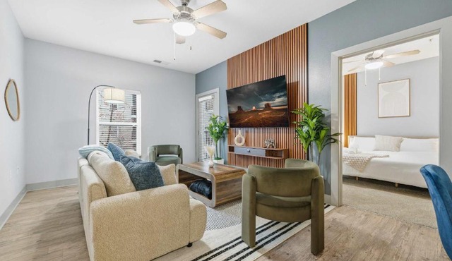 Modern Downtown Indy 2BR Free Parking Walk to Lucas Oil & March Madness