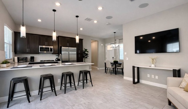 Modern Guesthome in Gated Community - Near Airport