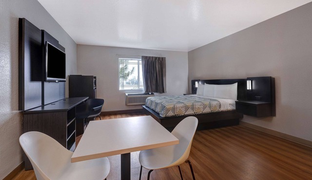 Motel 6 Buttonwillow, CA Central