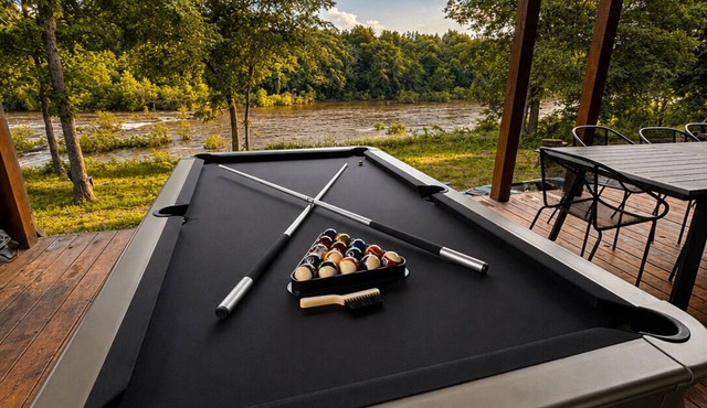 New! Heated Pool, Riverfront, Kayaks, Pool Table