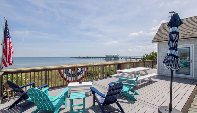 Norfolk/Willoughby Spit Beachfront with 2 Decks - Spacious & Well-Equipped Home