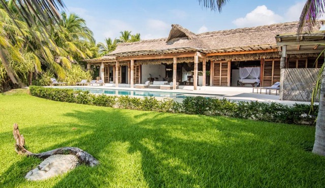 Oceanfront Casa Rhino
