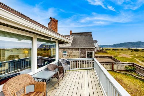 Oceanfront octagon house with panoramic water views WiFi & washer&dryer