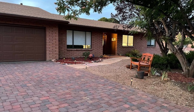 Peaceful Sedona retreat with red rock views, walk to Sedona Golf Resort