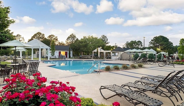 Perfect for Groups! Full Kitchen, Onsite Pools!