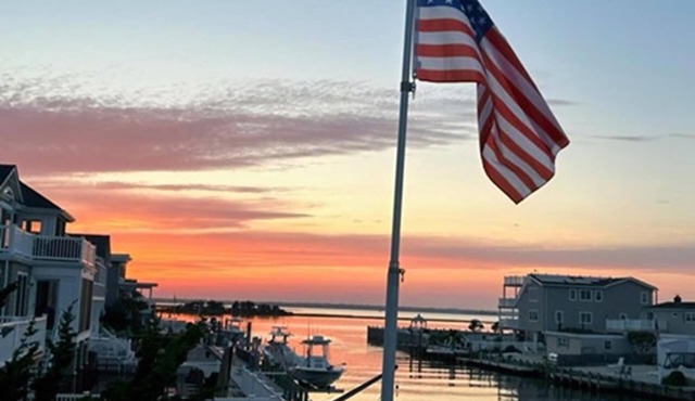 Pet Friendly. Lagoon front. Bay views. Docks. Kayaks. Private yard. Beach.
