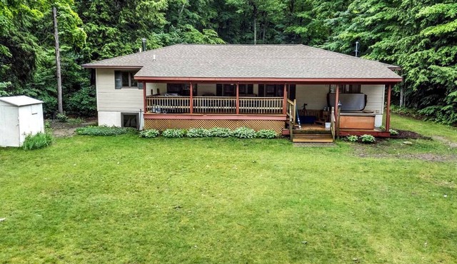 Pet Friendly Lakefront Cottage with Hot-tub in Johannesburg, Michigan