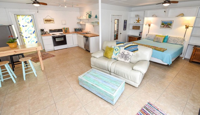 “POMPANO” Beach studio. Lovely Couple's Getaway…..Steps to beach