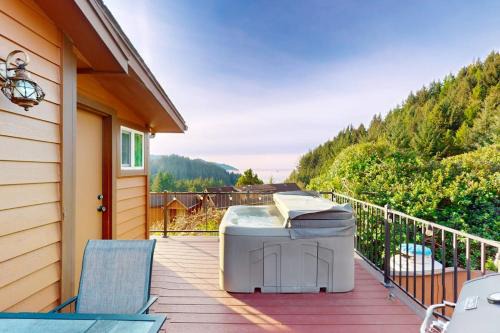 Private cabin close to trails with hot tub grill and dazzling ocean views