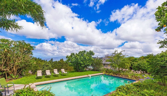 Private Home with Pool & Fruit Trees, on the Way to Haleakala National Park!