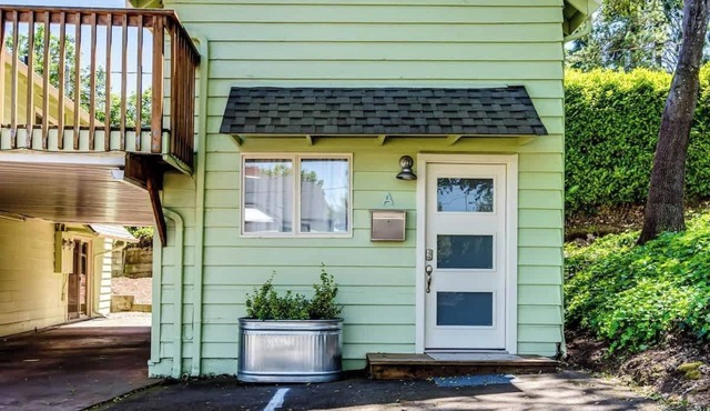 Private Loft Guesthouse Near UofO
