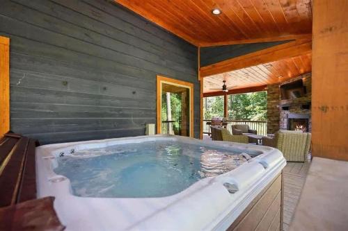 Private Luxury Cabin - Hot Tub - Fire Pit - Game Room