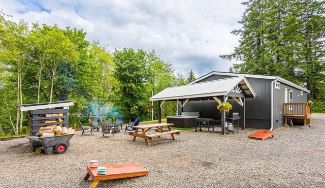 Private Riverfront home w/Hot tub, central to ONP