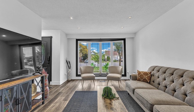 Private & Spacious 6BR Home ~ Hamilton ~ Comfort